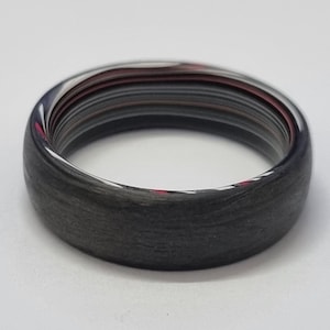 Bague en fibre de carbone et fordite. Bijoux fordite, bague fordite, alliance, alliance, bague en carbone.