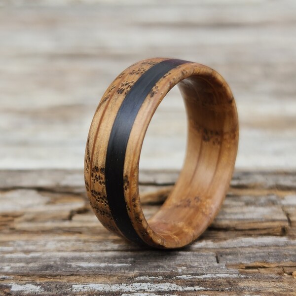 anneau en fibre de carbone avec Whisky Barrel Wood. Alliance, bague de mariage, bague Eco, bague en bois, bague en carbone, bague en fibre de carbone, bague en bois.