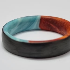 anello unidirezionale in fibra di carbonio con legno stabilizzato e resina colorata. Fascia nuziale, fede nuziale, anello ecologico.