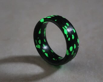 Anello luminoso in fibra di carbonio, anello nuziale, anello luminoso verde, anello nuziale, anello a fascia nera, anello da uomo, anelli da uomo, anello luminoso, carbonio.