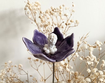 Fleur en céramique violette décorative et durable fait main