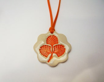 Pendentif  motif feuille orange en céramique fait main