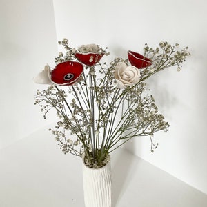 Bouquet et vase trois coquelicots et trois fleurs blanches en céramique fait main image 3