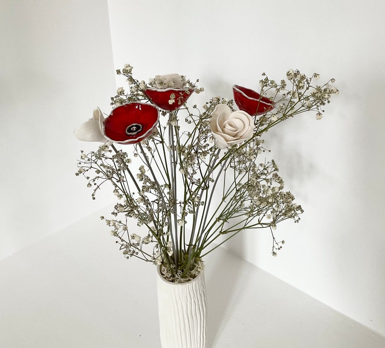 Bouquet et vase trois coquelicots et trois fleurs blanches en céramique fait main image 3