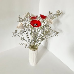 Bouquet et vase trois coquelicots et trois fleurs blanches en céramique fait main image 1