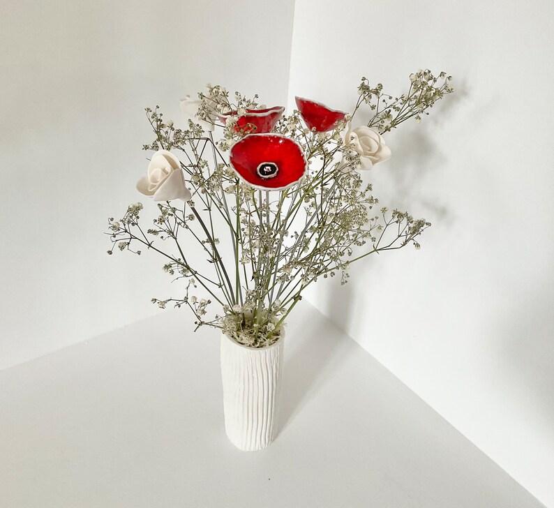 Bouquet et vase trois coquelicots et trois fleurs blanches en céramique fait main image 1
