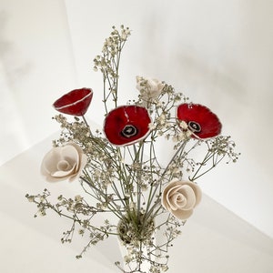 Bouquet et vase trois coquelicots et trois fleurs blanches en céramique fait main image 4