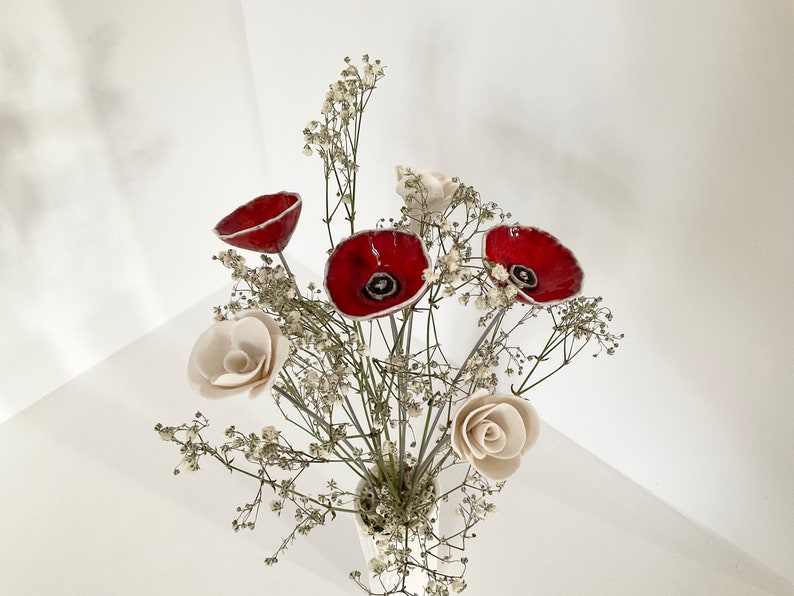 Bouquet et vase trois coquelicots et trois fleurs blanches en céramique fait main image 4