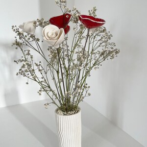 Bouquet et vase trois coquelicots et trois fleurs blanches en céramique fait main image 9