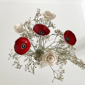 Bouquet et vase trois coquelicots et trois fleurs blanches en céramique fait main image 6