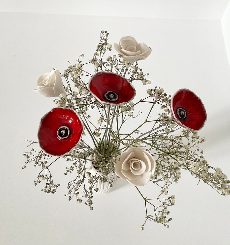 Bouquet et vase trois coquelicots et trois fleurs blanches en céramique fait main image 6