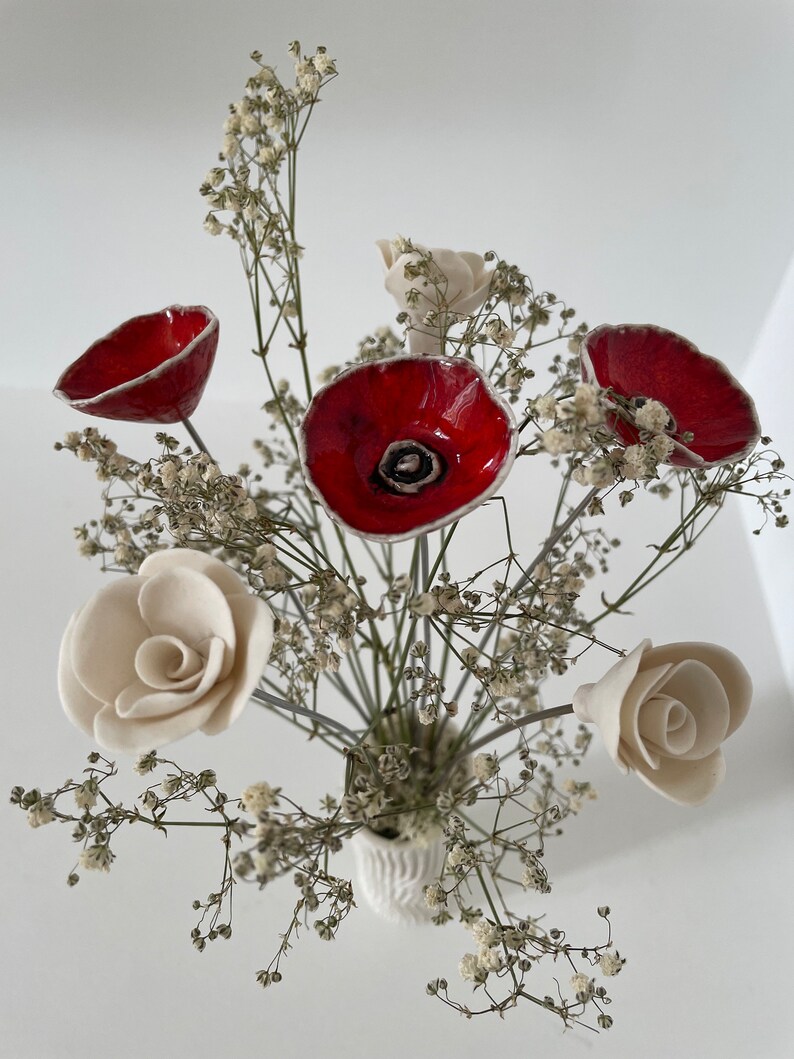 Bouquet et vase trois coquelicots et trois fleurs blanches en céramique fait main image 2