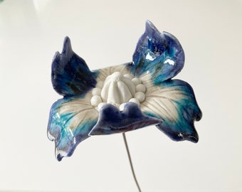 Iris stylisé en céramique décoratif et durable fait main