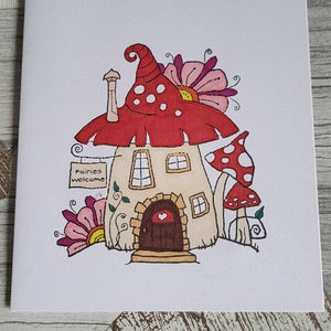 Carte faite main de joyeux anniversaire de maison de champignon vénéneux de fée