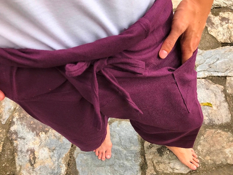 Pu&ograve; includere: Un paio di pantaloni viola con la vita a coulisse. I pantaloni sono realizzati in un tessuto morbido e confortevole e hanno una vestibilit&agrave; rilassata.