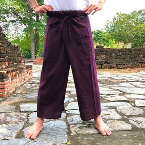 Pu&ograve; includere: Un paio di pantaloni viola con vita a coulisse e una tasca sul lato destro. I pantaloni sono realizzati in un tessuto morbido e confortevole, perfetti per rilassarsi o allenarsi.