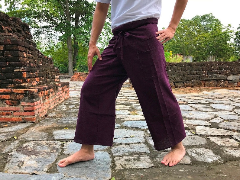 Pu&ograve; includere: Un paio di pantaloni di colore viola scuro con gamba larga e vita con coulisse. I pantaloni sono realizzati in un tessuto morbido e confortevole e hanno una vestibilit&agrave; rilassata.