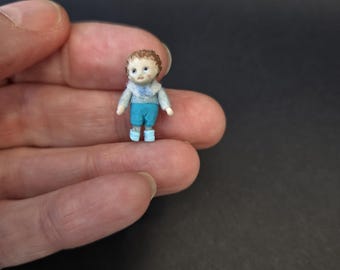 Muñeca pequeña bebé Miniatura micro niño de pie 1:48 personaje 2 cm hecho a mano ooak