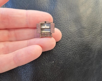 Vitrina para casa de muñecas a escala 1:144 totalmente amueblada de 1,5 cm de altura