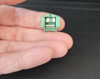 Vitrina para casa de muñecas a escala 1:144 totalmente amueblada de 1,5 cm de altura