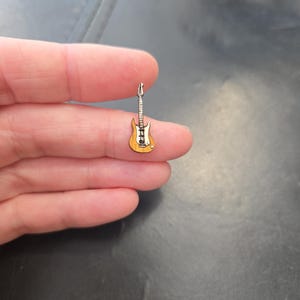 Miniatur mikro 1:48 stäbchen 2 cm hölzerne e-Gitarre