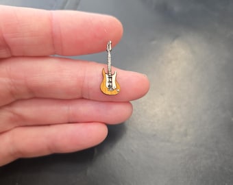 Guitarra eléctrica de madera en miniatura, escala 1:48, 2 cm.