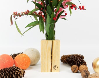 Kurze Holzvase mit Glaseinsatz aus Eschenholz, Holzständer für kleinen Blumenstrauß, helles Holz mit Glas, Holzquader Glaszylinder