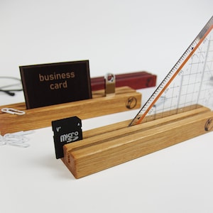 Verschiedene Kartenhalter aus Holz für USB-Sticks, Fotoständer, Holzleiste, Schreibtischzubehör in unterschiedlichen Farben von orangewood