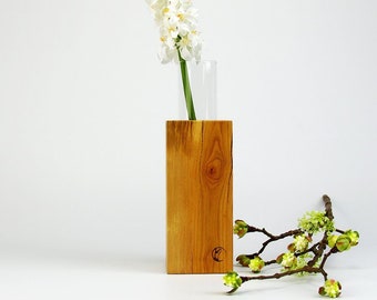 Holzvase aus Kirschholz mit Glas, Holzquader mit Glaszylinder für Blumen, Kirschbaumholzvase, Blumengefäß für drinnen