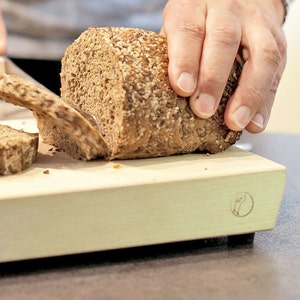 Brotschneidebrett - stabiles Küchenbrett mit rutschfesten Füßen, Schneidebrett, Holzbrett mit Gummifüßen, Ahornbrett, Massivholzbrett