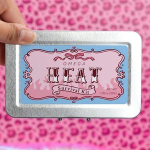 Estuche para anticonceptivos Omega Heat Survival – Lata para guardar dinero en efectivo – Estuche para cigarrillos – Soporte para porros – Pastillero Omegaverse – Regalo queer divertido