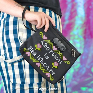Bolsa con cierre a prueba de olores "Aborto es atención médica" con cremallera, candado de 3 dígitos, forro de carbono, compatible con bandejas con ruedas. Bolsa de Page's Peaches.
