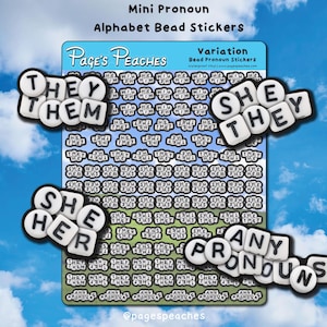 Pode incluir: Uma folha de adesivos de contas com o alfabeto de pronomes intitulada Mini Pronoun Alphabet Bead Stickers da Page's Peaches. A folha apresenta fileiras de pequenos adesivos quadrados brancos com letras pretas que soletram pronomes como They Them.