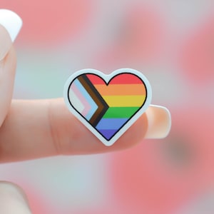 Pegatinas de la bandera del orgullo Progress Pride Heart, mini pegatinas impermeables para botellas de agua, calcomanías para fundas de teléfono y portátiles.