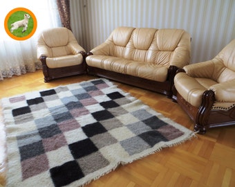 Handmade Wool Checkered Rug: Modern Geometric Woven Area Rug (230x190cm)