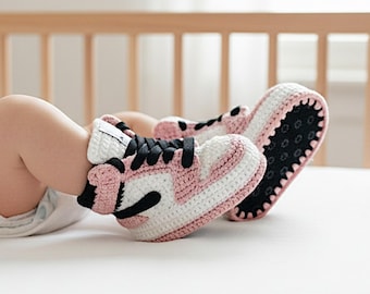 Gehäkelte Jordan-Stil Baby-Sneaker | Rosa Neugeborenen-Schuhe | Babyparty-Geschenk | Erstes Outfit Geschenk