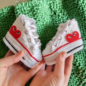 Süße gehäkelte Baby-Sneakers, weiße Booties, personalisierte Babyparty-Geschenke, Willkommens-Zuhause-Baby-Geschenk