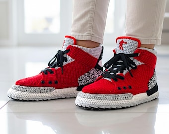 Handgemachte Retro Basketball Hausschuhe, Rote Schwarze Graue Jordan Style Häkelslipper, Sneakerhead Geschenk, Unisex Pantoffeln