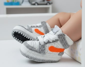 Jordan Baby Häkel-Sneaker | Weiche Hochschaft-Booties aus Baumwolle | Neugeborene & Kleinkinder | Grau Weiß Orange | Unisex Kuschelschuhe
