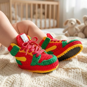 Zapatillas Jordan coloridas de ganchillo para recién nacidos, botines con colores rasta africanos, zapatos personalizados estilo baloncesto retro para bebés, regalo único para baby shower