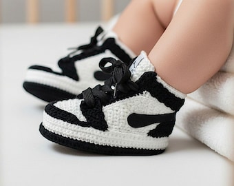Gehäkelte Jordan Baby Booties Schwarz Weiß, Weiche Neugeborenen Schuhe, Personalisiertes Geschenk, Unisex Outfit, Babysocken