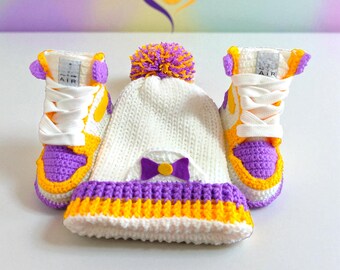 LA Basketball Baby Geschenk, Häkel Sneaker & Mütze Set, Jordan Outfit für Neugeborene, Bio Baby Shower Geschenk Junge Mädchen
