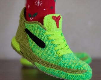 Gehäkelte Kobe Style Sneaker Hausschuhe, neon grüne Weihnachtshausschuhe, Basketball Geschenk, Elf Booties, Sneaker Kunst
