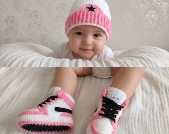 Conjunto de gorro y botines Jordan rosas, zapatillas de bebé de ganchillo, zapatos de cuna para recién nacida, regalo para baby shower con temática de baloncesto, ropa para fotos, conjunto para la salida del hospital.