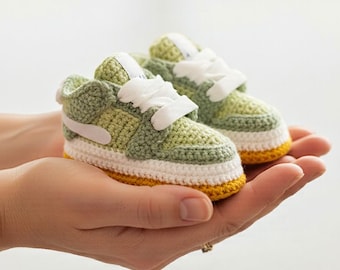 Grüne Baby-Sneaker im Jordan-Stil, gehäkelte Booties, weiche Sohle Neugeborene, Unisex Babygeschenk, handgemachte Häkel-Schuhe