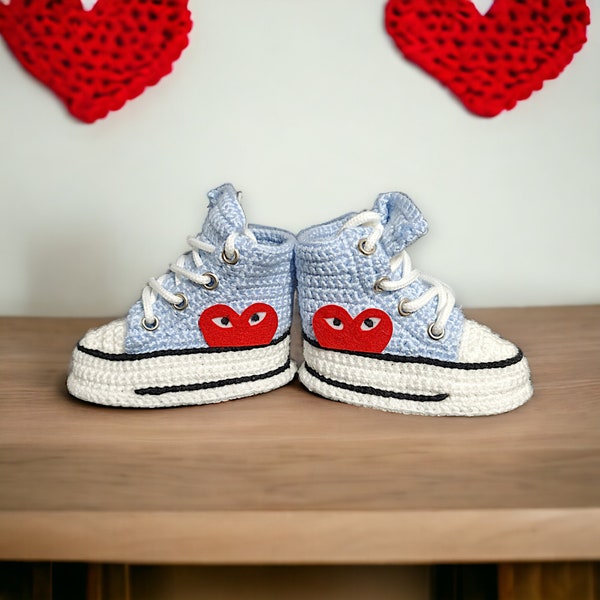 Baskets au crochet bleu bébé, cadeaux du 1er anniversaire, chaussons doux pour nouveau-nés tricotés, cadeau de baby shower