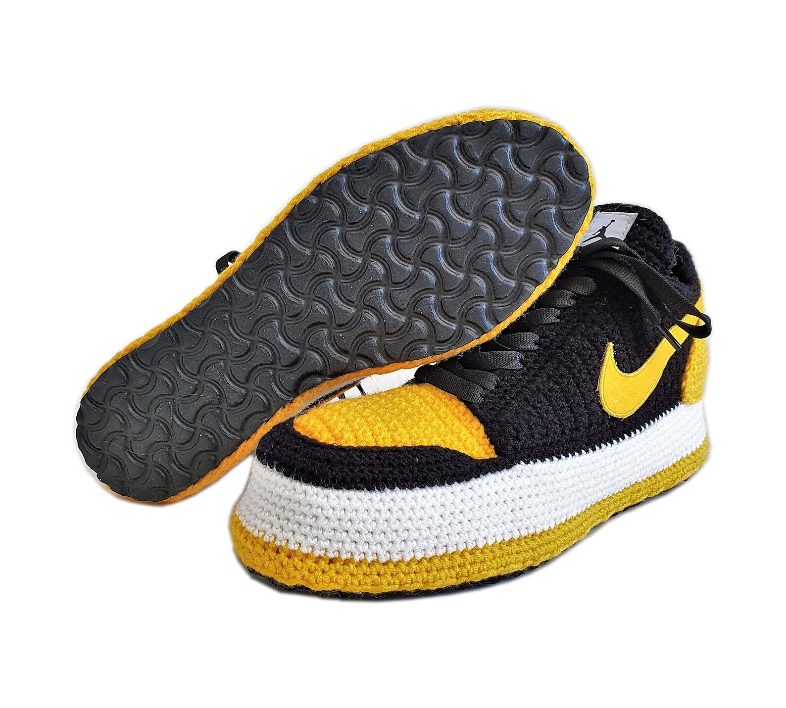 men black and yellow jordan 1