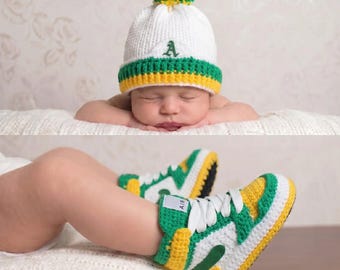 Zestaw dziecięcych bucików i czapeczek z szydełkowanymi bucikami, kolory Oakland w stylu Jordan, prezent na baby shower dla chłopca i dziewczynki, strój do zdjęć noworodkowych, koszykarski Sneakerhead