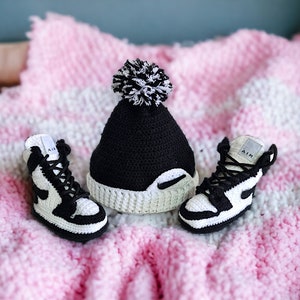 Botines estilo Jordans para bebé de ganchillo y conjunto de gorros / Favores de baby shower / Zapatos de cuna para recién nacidos / Accesorio fotográfico para recién nacidos / Regalo para bebés de género neutro imagen 6
