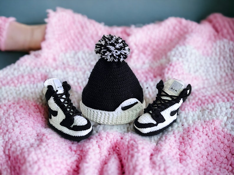 Botines estilo Jordans para bebé de ganchillo y conjunto de gorros / Favores de baby shower / Zapatos de cuna para recién nacidos / Accesorio fotográfico para recién nacidos / Regalo para bebés de género neutro imagen 6